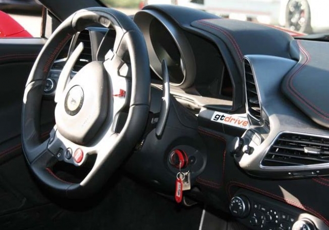  Ponle al volanle de un Ferrari 458 Italia en el Rally 83 